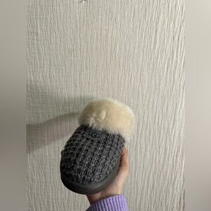 UGG Gray and Cream Knit Slippers Sz 8